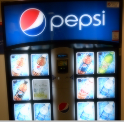 百事可乐样品显示了软饮料的商标使用。 标本是自动售货机的照片。 商标显示在自动售货机的顶部。